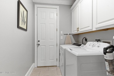 Welcome to this beautifully maintained 5-bedroom, 3-bathroom - photo 27