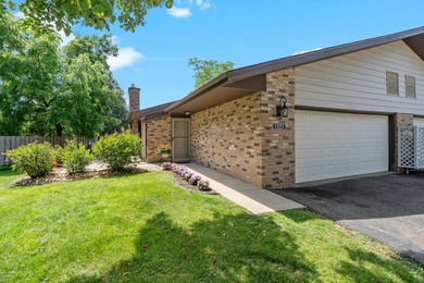 Welcome to this beautifully updated Kingswood model in desirable - photo 1