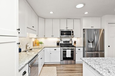 Welcome to this beautifully updated Kingswood model in desirable - photo 8