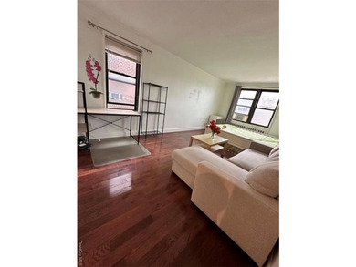 ?? Prime South Flushing - Spacious 2BR/1BA Coop | ? Rare - photo 3