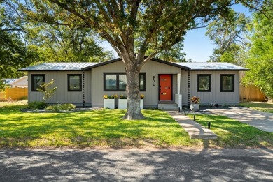 This property is absolutely charming ! Discover a clever blend