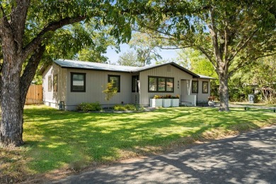 This property is absolutely charming ! Discover a clever blend