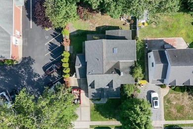 Motivated Seller! Spacious Expanded Cape in North Merrick - Room - photo 2