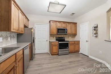 Welcome home to this beautifully maintained 3-bedroom - photo 4