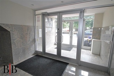 Welcome to this beautifully maintained 2-bedroom, 2-bathroom - photo 3