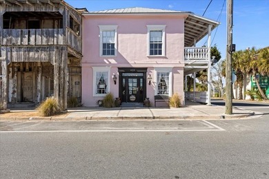 Own a charming, versatile piece of Florida history in the heart - photo 1