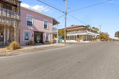 Own a charming, versatile piece of Florida history in the heart - photo 2