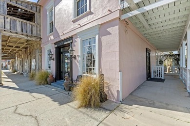 Own a charming, versatile piece of Florida history in the heart - photo 10
