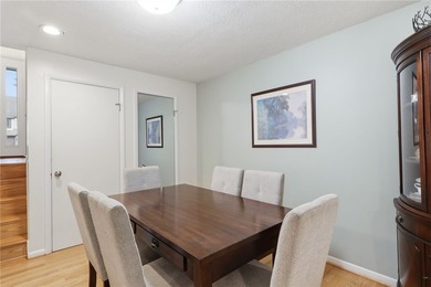 Welcome to 39 Menlo Place! Nestled at the end of a quiet - photo 11