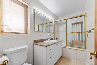 Welcome to 3 Franklin Road, a spacious and sun-filled Colonial - photo 16