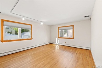 Welcome to 3 Franklin Road, a spacious and sun-filled Colonial - photo 17