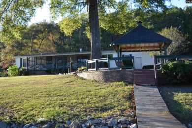 Great 3 bed 2 bath lake front home with nice kitchen cabinets - photo 13