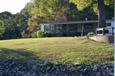 Great 3 bed 2 bath lake front home with nice kitchen cabinets - photo 15