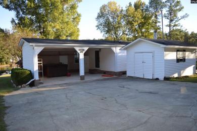 Great 3 bed 2 bath lake front home with nice kitchen cabinets - photo 17