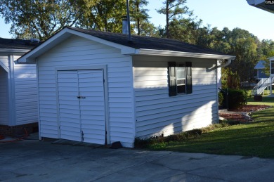 Great 3 bed 2 bath lake front home with nice kitchen cabinets - photo 18