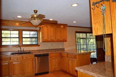 Great 3 bed 2 bath lake front home with nice kitchen cabinets - photo 21