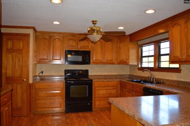 Great 3 bed 2 bath lake front home with nice kitchen cabinets - photo 23