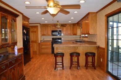 Great 3 bed 2 bath lake front home with nice kitchen cabinets - photo 25