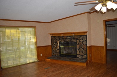 Great 3 bed 2 bath lake front home with nice kitchen cabinets - photo 26