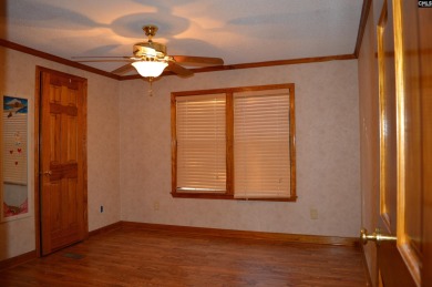 Great 3 bed 2 bath lake front home with nice kitchen cabinets - photo 30