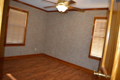 Great 3 bed 2 bath lake front home with nice kitchen cabinets - photo 32