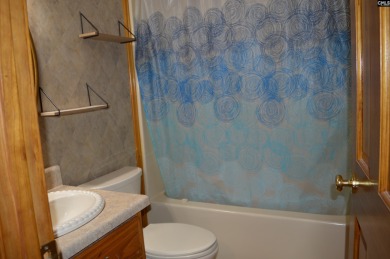 Great 3 bed 2 bath lake front home with nice kitchen cabinets - photo 35