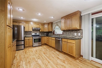 Welcome to this beautifully updated 6-bedroom, 4-full-bath home - photo 10