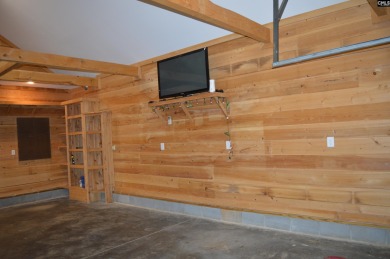 Great 3 bed 2 bath lake front home with nice kitchen cabinets - photo 42