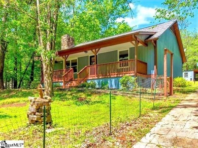 Discover the charm of this inviting ranch home in Foxwood Hills - photo 1