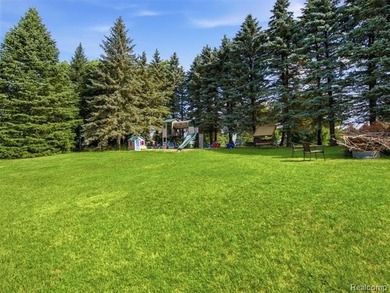 Welcome to this 3 bedroom colonial in beautiful Highland Hills - photo 33