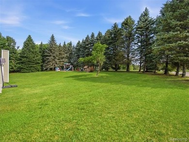 Welcome to this 3 bedroom colonial in beautiful Highland Hills - photo 34