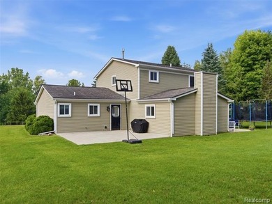 Welcome to this 3 bedroom colonial in beautiful Highland Hills - photo 38