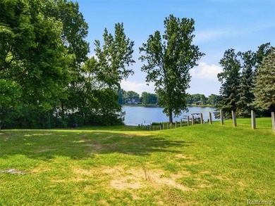 Welcome to this 3 bedroom colonial in beautiful Highland Hills - photo 46