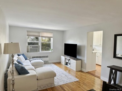 Bright and spacious 1 bedroom co-op in sought after Woodlawn - photo 1