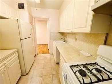 Owner is looking to sell a large 1 bedroom condominium with a - photo 6