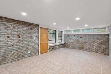 Welcome to 6 Brighton Circle, a beautifully renovated end-unit - photo 11