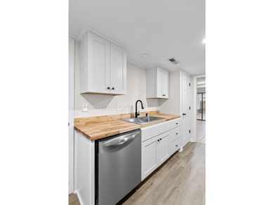 Welcome to 6 Brighton Circle, a beautifully renovated end-unit - photo 15