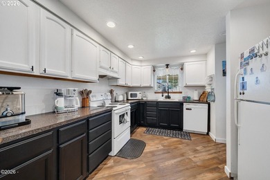 Located in the heart of Rockaway Beach! Nice single-level home - photo 10