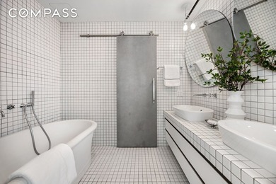Bright, three bedroom, three and a half bathroom luxury - photo 16