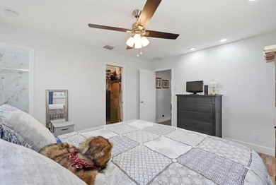 Beautifully upgraded villa in the sought-after CYPRESS ESTATES - photo 24