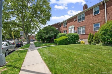 Welcome to this beautifully maintained and sun-filled 1-bedroom - photo 2