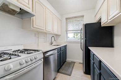 Welcome to this beautifully maintained and sun-filled 1-bedroom - photo 8