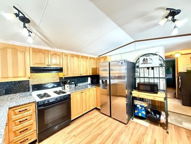 1992 Mobile Home - 2 bedroom, 2 full bathroom offering a bright - photo 4