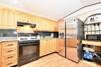 1992 Mobile Home - 2 bedroom, 2 full bathroom offering a bright - photo 5