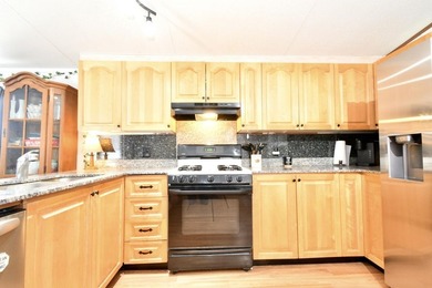 1992 Mobile Home - 2 bedroom, 2 full bathroom offering a bright - photo 6