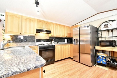1992 Mobile Home - 2 bedroom, 2 full bathroom offering a bright - photo 7