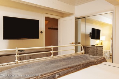 Welcome to this beautiful four-bedroom, three-bathroom condo - photo 16
