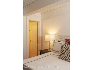 Welcome to this beautiful four-bedroom, three-bathroom condo - photo 17