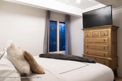 Welcome to this beautiful four-bedroom, three-bathroom condo - photo 18