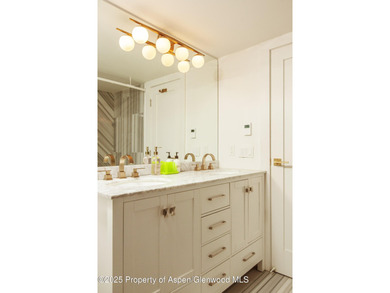 Welcome to this beautiful four-bedroom, three-bathroom condo - photo 25